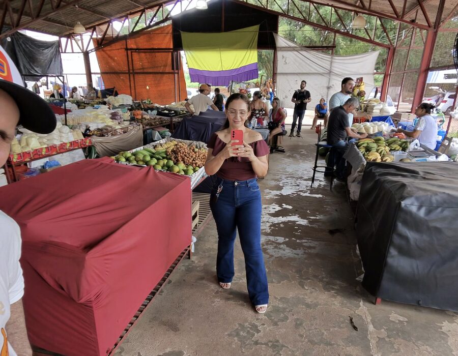 Equipe do Feirou Brasil gravando em uma banca de frutas