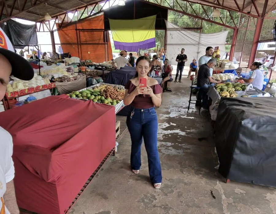 Equipe do Feirou Brasil gravando em uma banca de frutas