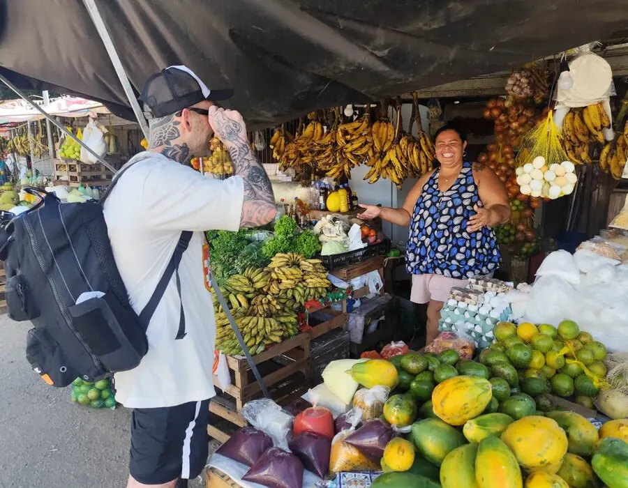 Feirantes em barraca de hortifrúti