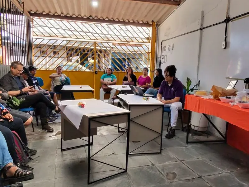 Roda de conversa na sede do Instituto Feirou